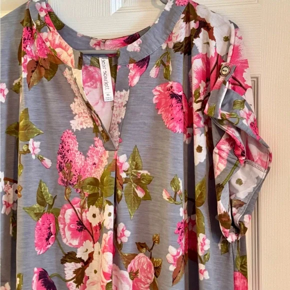 Dear Scarlett Floral Gray and Pink Top - Picture 4 of 5